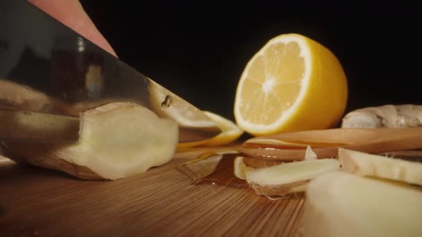 Snij Gemberwortel Een Houten Tafel Citroenschijfjes Gemorste Honing Zijn Overal — Stockvideo