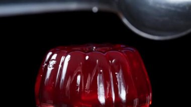 Kırmızı jöleyi kaşıkla tokatlıyorum ve sallanıyor. Yavaş Hareket