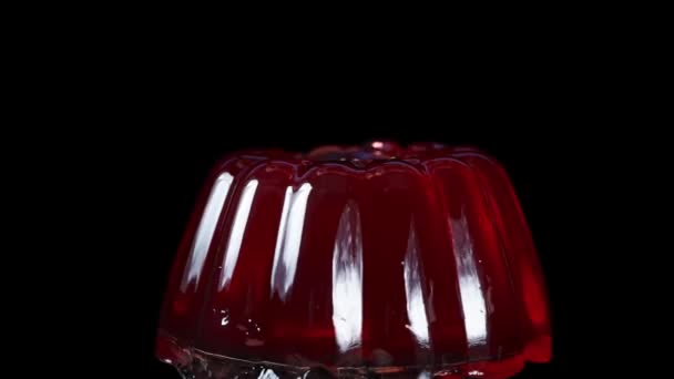 Red Jelly Περιστρέφεται Μαύρο Φόντο Και Μια Φράουλα Πέφτει Από — Αρχείο Βίντεο