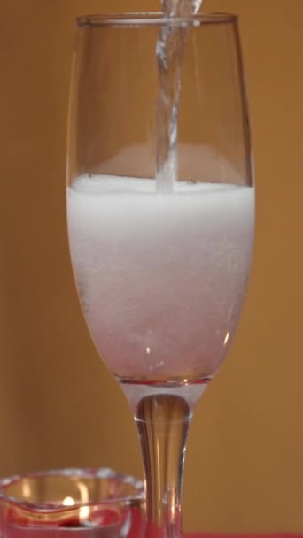 Ich Gieße Champagner Ein Glas Kerzen Auf Dem Tisch Neigung — Stockvideo