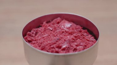 Kırmızı balmumu talaşları gözlerimizin önünde eriyor. Eriyen mum, yakın plan..