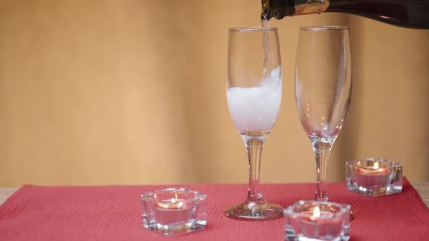 Romantische Tafel Voor Twee Giet Champagne Twee Glazen Kaarsen Rode — Stockvideo
