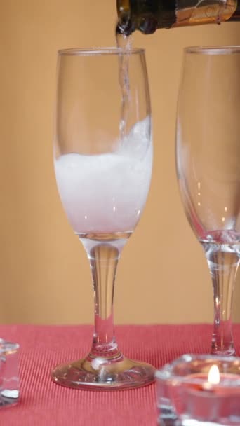 Romantický Stůl Pro Dva Naliju Šampaňské Dvou Sklenic Svíčky Červeném — Stock video