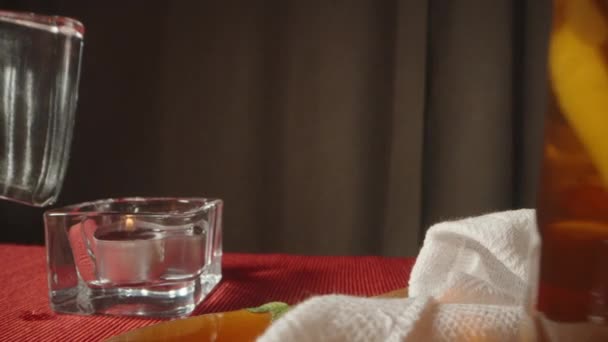 Papatya Çayı Koyuyorum Naneli Limonlu Zencefilli Mumlar Kırmızı Bir Masa — Stok video