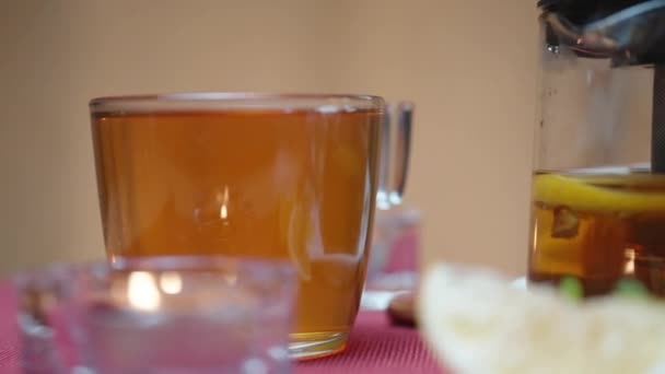 Świece Palą Się Stole Jest Czajniczek Rumiankiem Miętową Herbatą Lemon — Wideo stockowe