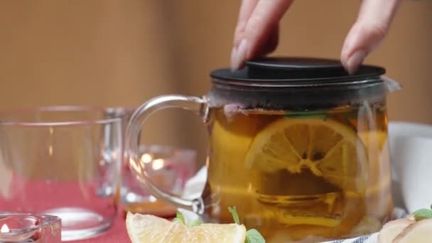 Ich Brühe Tee Mit Zitrone Und Minze Schließe Den Deckel — Stockvideo