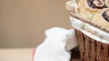 Hasır sepette haşhaş tohumlu çörekler, yakın plan.