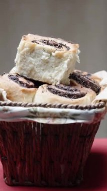 Hasır sepete konmuş haşhaş tohumlu çörekler ve dönüş. Dikey video Sosyal Ortamı