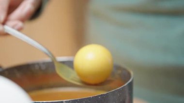 Paskalya için yumurta pişirip boyuyorum. Dumanı tüten bir portakal yumurtası alıyorum. Kuruyor.