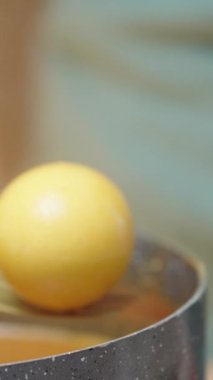 Paskalya için yumurta pişirip boyuyorum. Dumanı tüten bir portakal yumurtası alıyorum. Kuruyor. Kapatın. Dikey video Sosyal Ortamı
