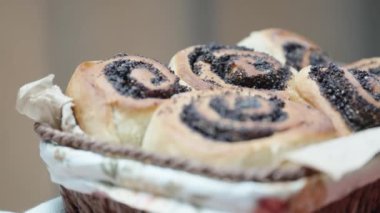 Sepette haşhaş tohumlu çörekler, ellerle atış, yakın çekim..