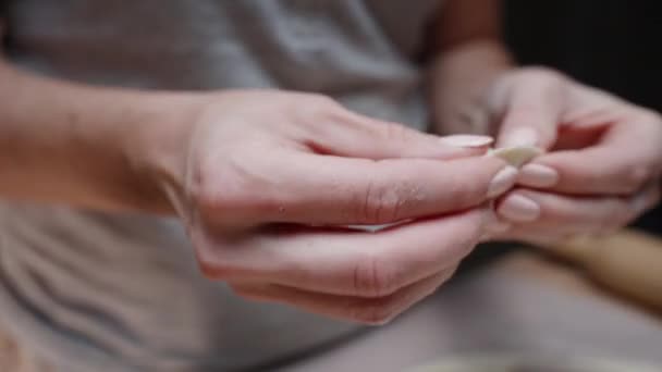Joven Esculpe Albóndigas Cerca Envuelve Masa Pone Tablero — Vídeos de Stock