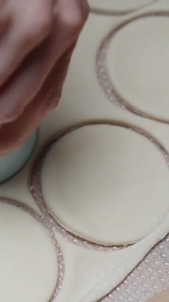 Gătim Găluște Casă Stoarceți Formă Rotundă Din Aluat Folosind Pahar — Videoclip de stoc