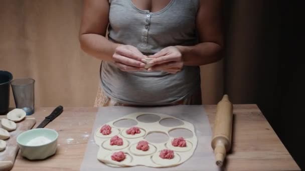Flickan Berättar Degen Och Sveper Köttet Runda Bitar Hemmagjorda Dumplings — Stockvideo