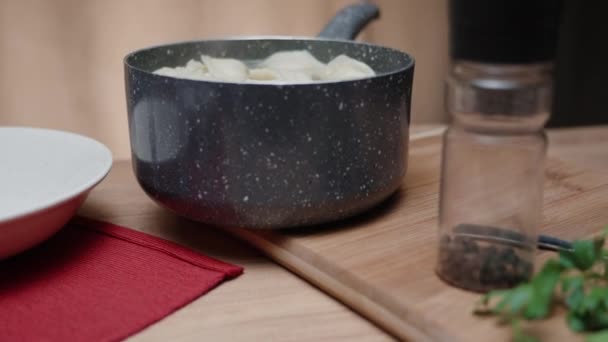 新鲜自制的饺子仍然是热的 放在木制桌子上的平底锅里 动作缓慢 — 图库视频影像