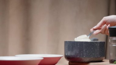 Haşlanmış ev yapımı hamur köfteleri hala tabakta duruyor. Yavaş çekim.