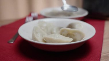 Hamur köftelerinin üzerine sıcak et suyu döküyorum. yakın çekim yavaş çekim.