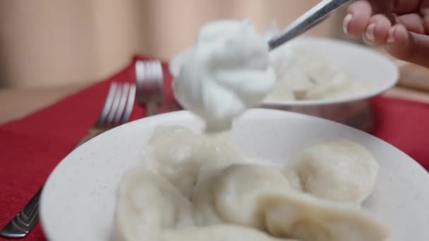 我在热的自制饺子上放了一汤匙酸奶油 慢动作 — 图库视频影像