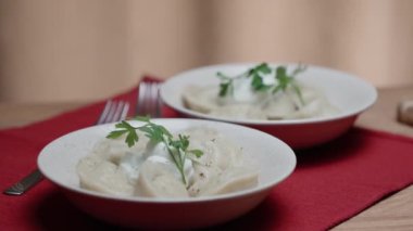Masa ayarı. İki beyaz tabak ve ev yapımı börek. Yakın plan. Yavaş çekim.