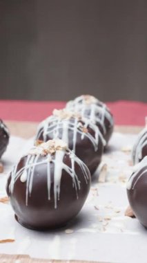 Fındık ve kurutulmuş meyvelerden yapılan ev yapımı vejetaryen tatlılar. Çikolata topları. Dikey video Sosyal Ortamı