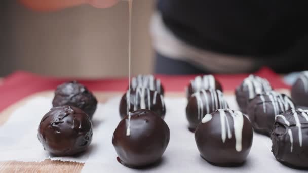Yapımı Çikolatalar Elle Yapılır Ağır Çekimde Beyaz Çikolatayla Dolduruyorum — Stok video