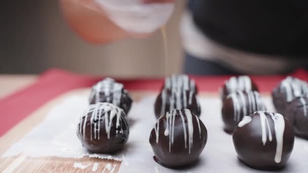 Décore Avec Mince Filet Chocolat Blanc Des Bonbons Faits Maison — Video