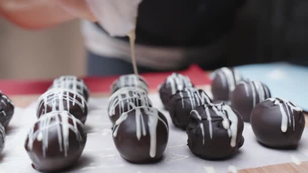 Dulces Chocolate Dietéticos Caseros Hechos Nueces Los Vierto Con Chocolate — Vídeo de stock