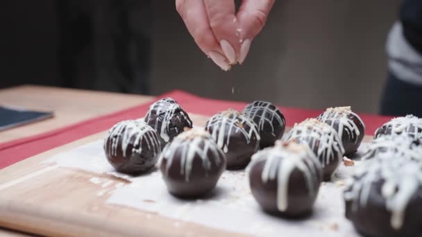 自家製のチョコレート ボール 切り刻まれたナッツでそれらを振りかける スローモーション — ストック動画