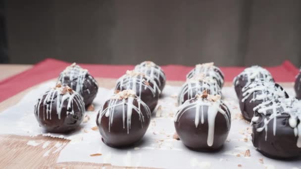 一种用坚果和干果制成的自制糖果 巧克力球 — 图库视频影像