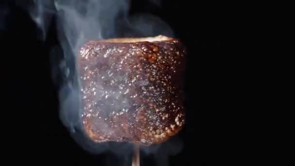 Marshmallow Draait Brandt Een Stokje Rook Komt Ervan Het Kookt — Stockvideo