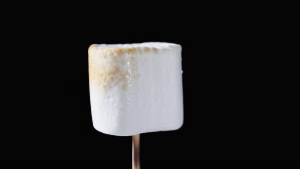 Marshmallow Branco Gira Coberto Com Uma Crosta Caramelo Fogo Fumaça — Vídeo de Stock