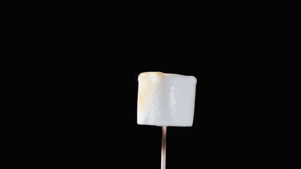 Witte Marshmallow Draait Het Borrelt Bedekt Met Een Karamelkorst Van — Stockvideo