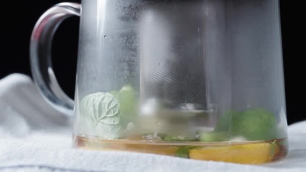 Сетчатый Фильтр Внутри Чайника Наливаю Горячую Воду Лимон Мятные Листья — стоковое видео