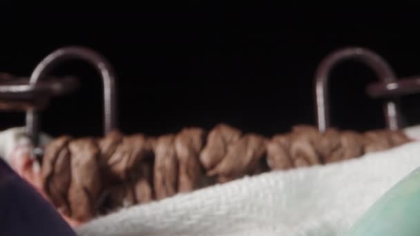 Sebuah Keranjang Wicker Dengan Telur Paskah Dicat Dengan Warna Cerah — Stok Video