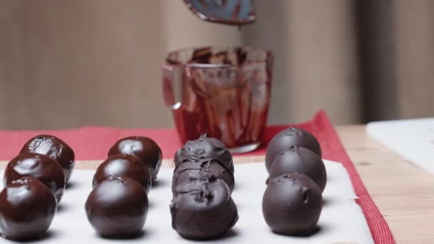 Vejetaryen Şekeri Yapıyorum Kurutulmuş Meyvelerden Yapılmış Çikolata Topları Çikolataya Batırıp — Stok video