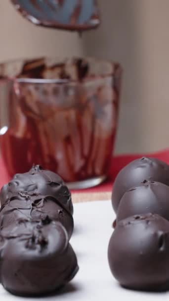 我在做素食糖果 用干果制成的巧克力球 我把它浸在巧克力里 然后把它晒干 垂直视频社交媒体 — 图库视频影像
