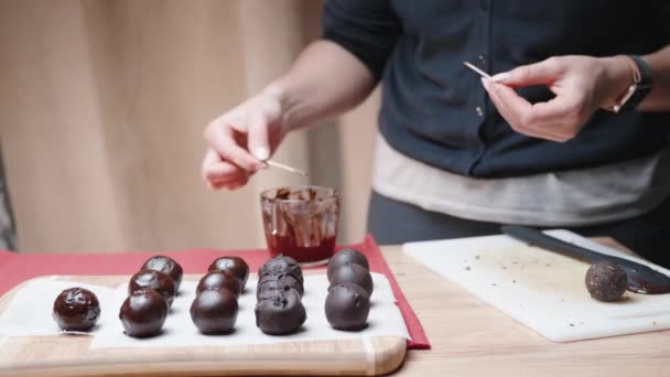 Chocolade Ballen Zelfgemaakte Veganistische Zoetigheden Gemaakt Van Gedroogde Vruchten Smeren — Stockvideo