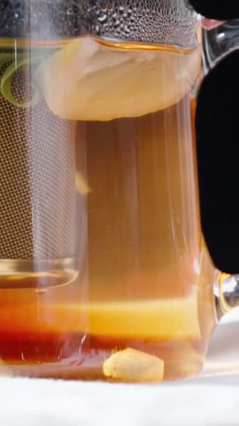 Bule Vidro Para Chá Com Uma Peneira Metal Dentro Limão — Vídeo de Stock