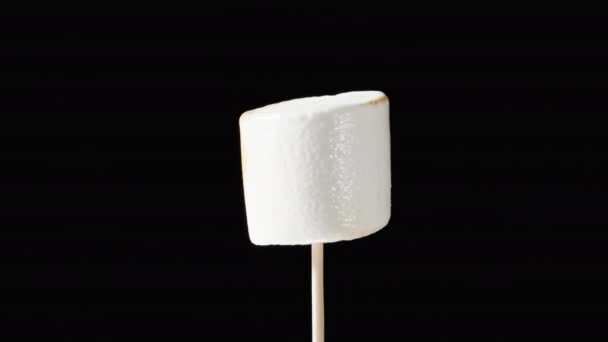 Λευκά Marshmallows Ένα Ραβδί Περιστρέφεται Και Ψητά Μαύρο Φόντο Έχει — Αρχείο Βίντεο