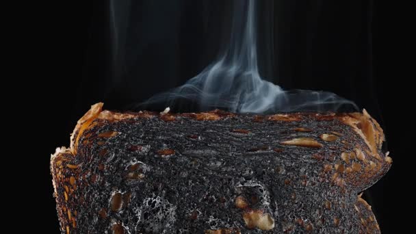 Кусок Белого Хлеба Сжигается Исходит Дым Медленное Движение Черном Фоне — стоковое видео