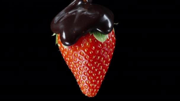 Chokladen Droppar Sakta Ner Röda Jordgubbarna När Den Roterar Isolera — Stockvideo