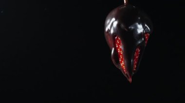 Çikolata kaplı çilekler yavaş yavaş döner ve kız onu ısırarak koparmaya çalışır ama yetişmez. Ve endişeleri sadece çikolata damlaları..