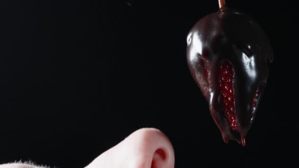 Den Unga Kvinnan Sträcker Handen För Att Bit Chokladtäckta Jordgubbar — Stockvideo