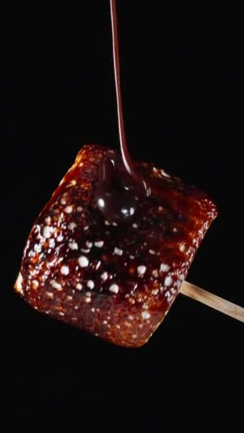 Prăjită Într Crustă Caramel Bezeaua Rotește Ciocolata Toarnă Close Fond — Videoclip de stoc