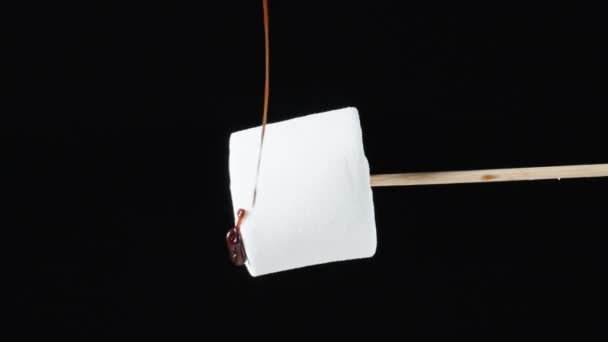 Marshmallow Bianchi Bastone Ruota Flusso Cioccolato Riversa Esso Primo Piano — Video Stock