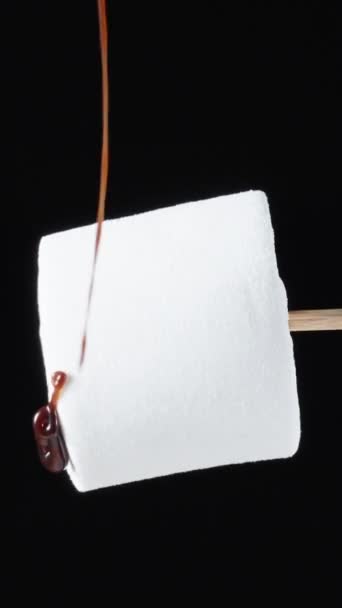 Bílé Marshmallow Klacku Otočí Vylije Něj Pramínek Čokolády Detailní Záběr — Stock video