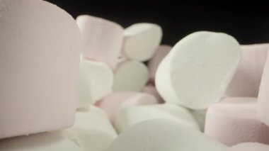 Beyaz ve pembe şekerlemelerden oluşan bir dağ. Dolly kaydırıcı aşırı yakın çekim.