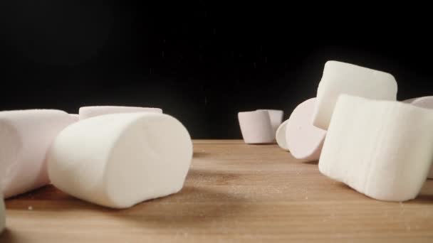 棉花糖掉在一张木制桌子上 动作缓慢 — 图库视频影像