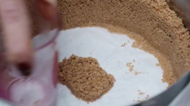 Pasta şefi cheesecake yapar, pastaların duvarlarını bir bardakla şekillendirir..