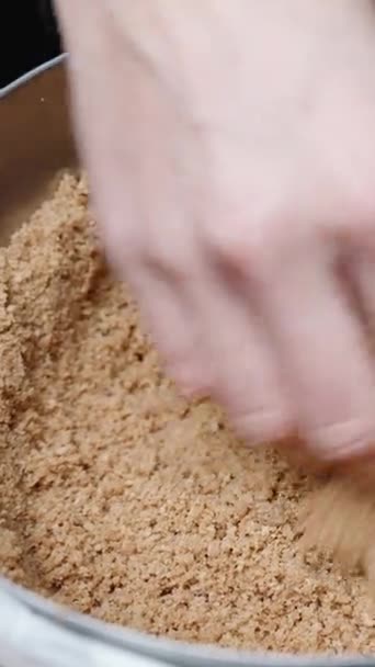 Bir Kadın Ezilmiş Kurabiyeleri Peynirli Kek Kalıbına Elleriyle Dağıtıyor Dikey — Stok video